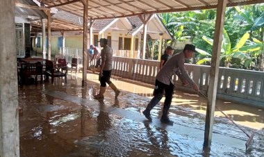 Polisi-Bersama-BPBD-Tangani-2.228-Jiwa-Terdampak-Banjir-di-Malang-Selatan